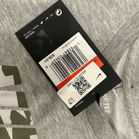 2 men’s Nike shirt size large that are new with tags - Picture 2 of 5